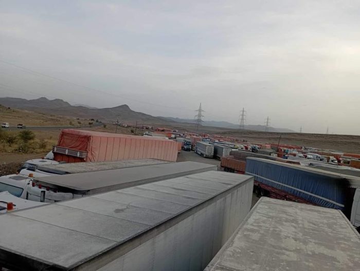 المئات من سائقي الشاحنات التجارية يدشنون إضراباً أربك مليشيا إيران