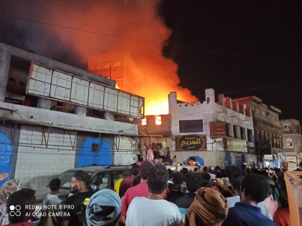 شاهد.. حريق هائل يلتهم أحد المطاعم في مدينة عدن (صور)