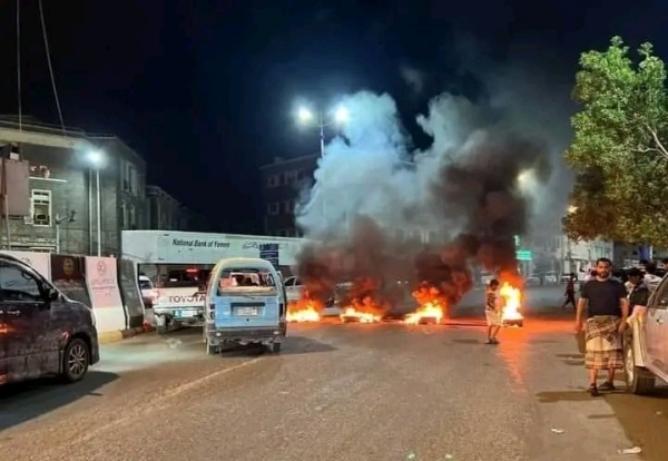تواصل الاحتجاجات الليلية الغاضبة في عدن تنديدا بتردي الخدمات