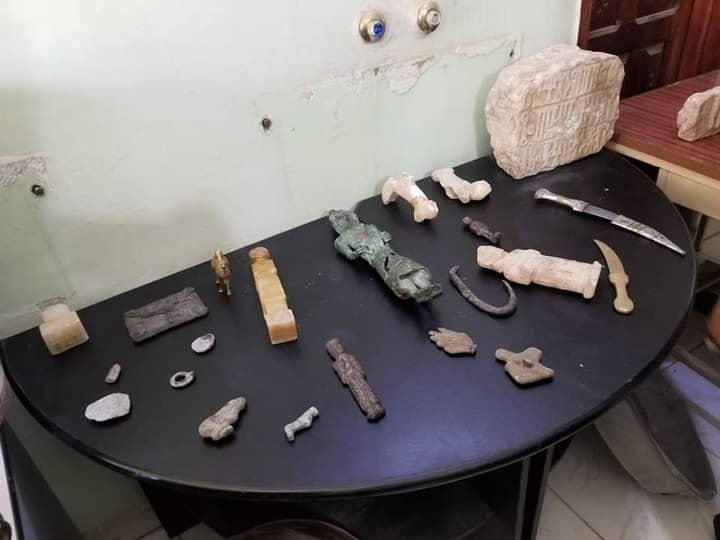 الأمن السياسي في تعز يسلم مكتب الآثار قطع أثرية يعود عمرها الى ما قبل الميلاد
