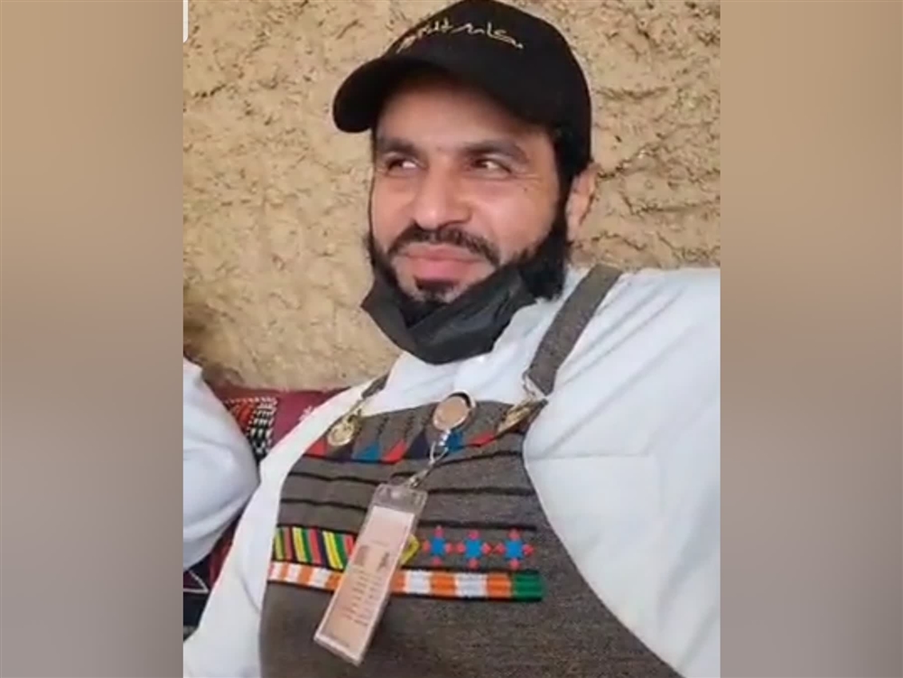 شاهد.. أمير سعودي يدير مطعما وهو الطباخ الرئيسي (فيديو)