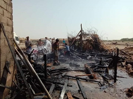 حريق يلتهم 3 مساكن في مخيم للنازحين جنوبي الحديدة