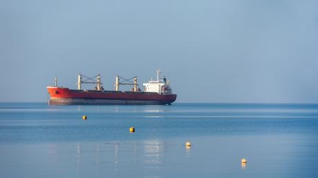 الكشف عن تفاصيل تعرض سفينة لهجوم قرب خليج عدن