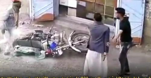 فيديو.. شقيق قيادي كبير في المليشيا يعتدي على تاجر في تعز بصورة همجية