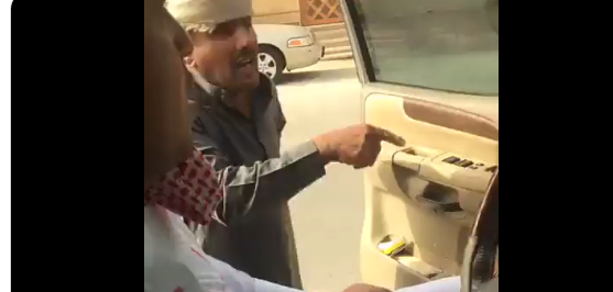 شاهد.. سعودي يعتدي جسديا على مغترب يمني ويشتمه بأقذع الالفاظ.. فيديو