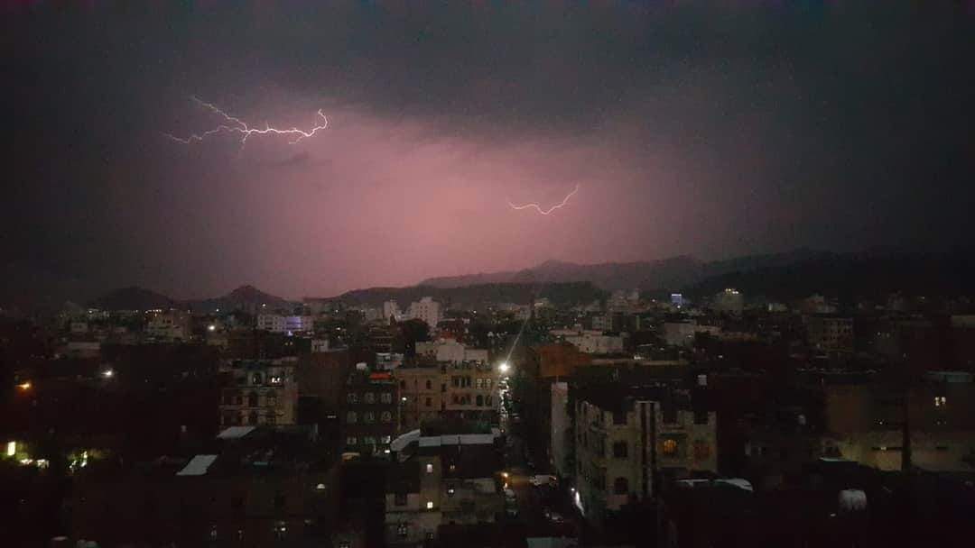 الأمطار الغزيرة تشل الحركة في شوارع صنعاء.. ومواطنون يستغيثون! "صور"