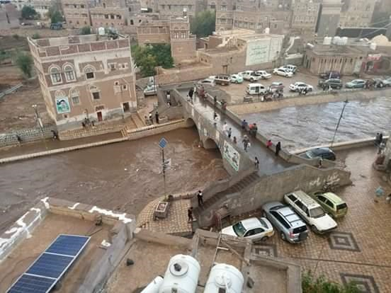 وفاة طفلتين إثر تهدم منزلهما جراء الأمطار في صنعاء