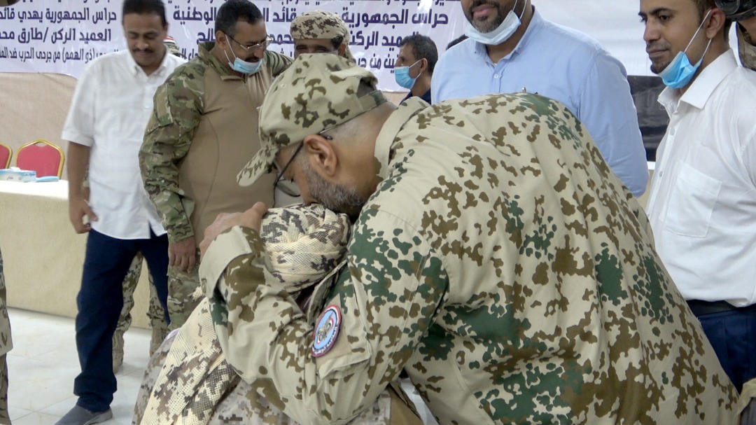 سيارة لكل جريح.. طارق صالح يكرِّم جرحى المقاومة الوطنية