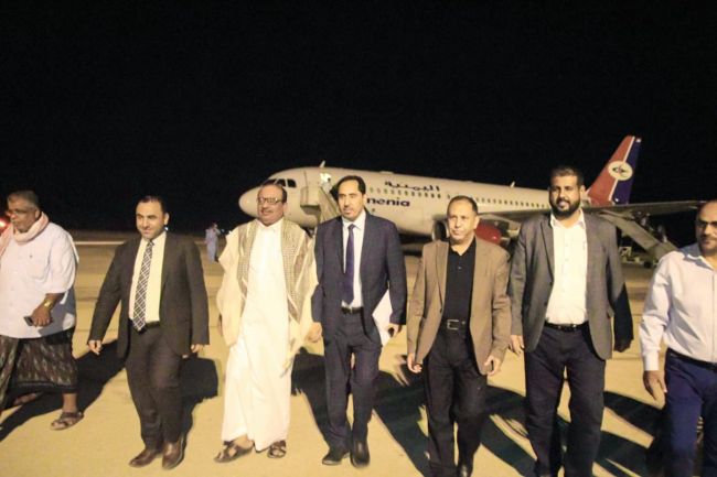 أعضاء في الحكومة اليمنية يصلون إلى مدينة سيئون.. مصادر سياسية تكشف السبب..!