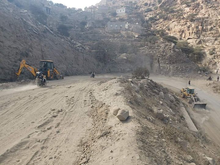  الخوو ثيون يشرعون في أعمال صيانة لطريق القبيطة في لحج