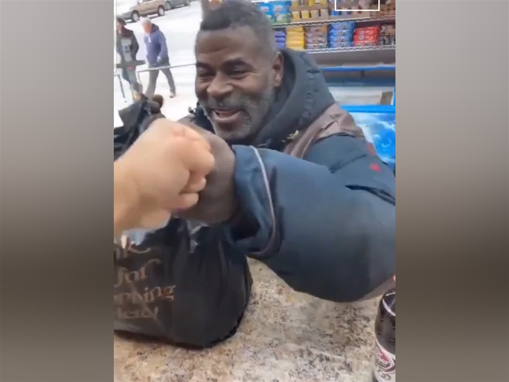 شاهد..تاجر يمني في أمريكا يوزع الهدايا لزبائنه ويساعد المشردين بصورة مؤثرة..فيديو