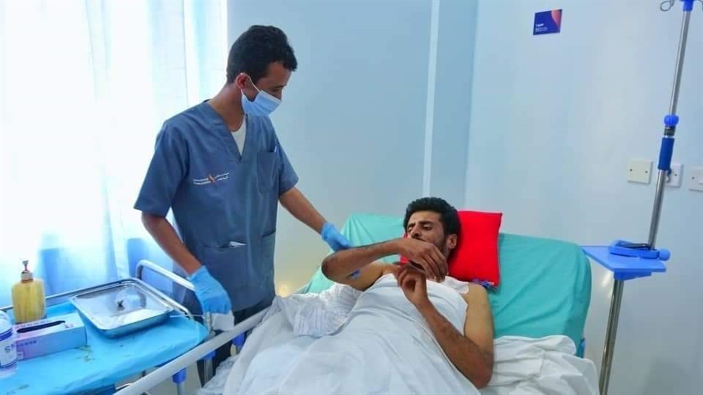 فريق طبي ينجح في إجراء عملية معقدة لمواطن يمني