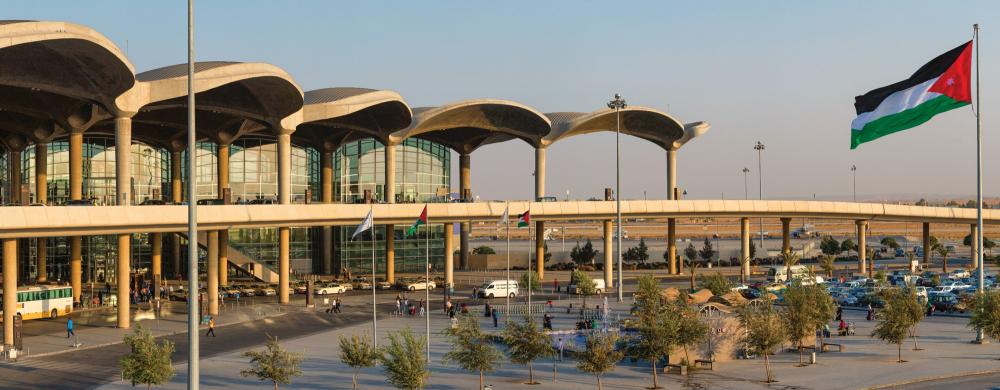 وفد تعز الحكومي يصل الأردن للمفاوضات بشأن فتح طرقات المدينة
