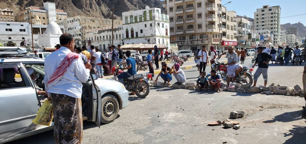 محتجون يغلقون الشوارع الرئيسية في مدينة المكلا