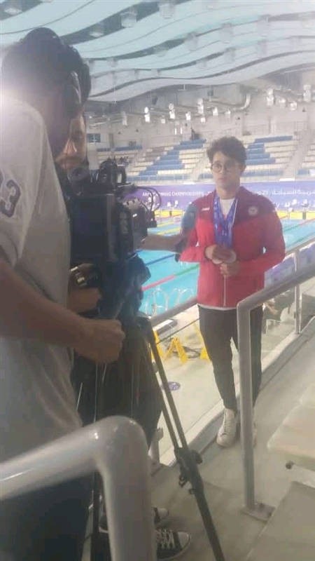 سباح يمني يحصد ميدالية ذهبية في بطولة السباحة بالإمارات