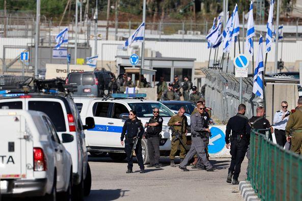 مصلحة سجون الاحتلال تنقل 42 أسيرا فلسطينيا لسجن (عوفر) للإفراج عنهم وفقا لصفقة التبادل