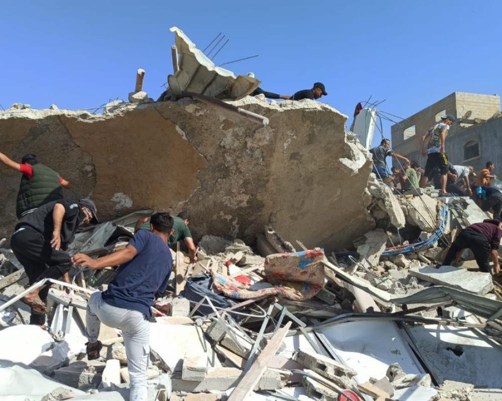 انتشال جثامين شهداء متفحمة في قطاع غزة