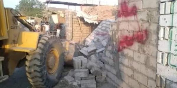 الحديدة.. هدم  خوو ثيي لعشرات المنازل على رؤوس ساكنيها