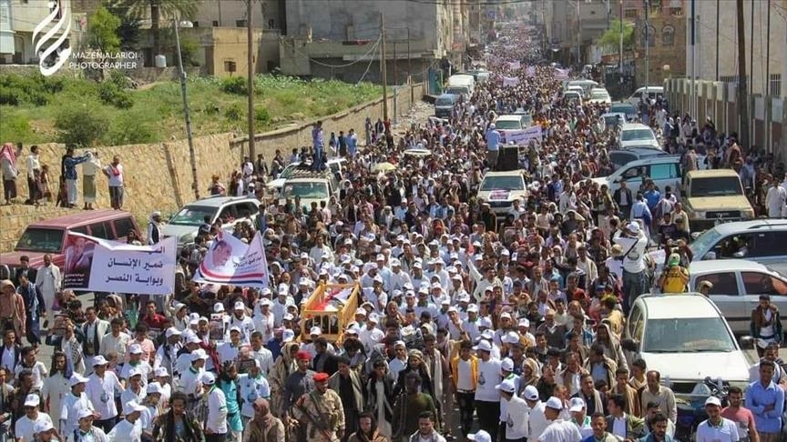 تشييع 14 عسكريا سقطوا بمواجهات مع الحوثيين في تعز