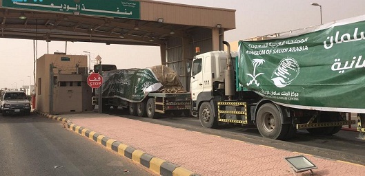 السعودية ترسل  168 شاحنة إغاثية عبر منفذ الوديعة 