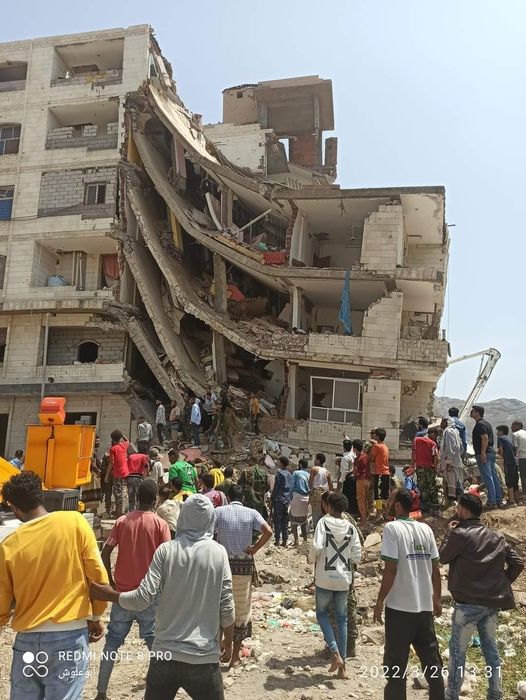 تحتوي على لسان بحري لليخوت ..ماهي قصة العمارة التي انهارت في عدن ومن يملكها؟