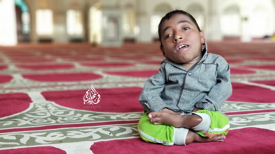 طفل يمني يحلم بلقاء القطري غانم المفتاح