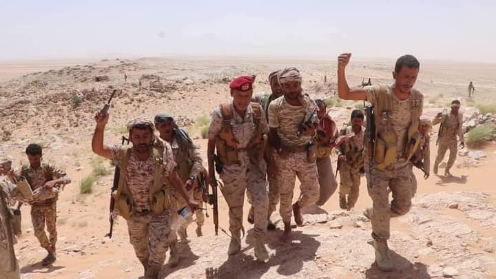 شاهد بالفيديو.. ابطال الجيش يكسرون هجوما حوثيا في جبل مراد ويكبدونهم خسائر كبيرة