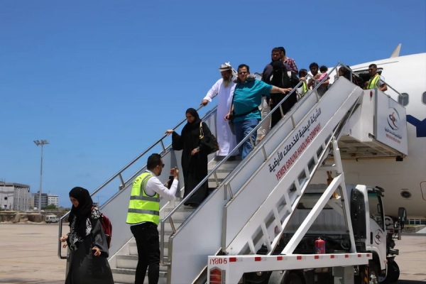 الخارجية اليمنية تعلن عن تسيير سبع رحلات جوية لإجلاء 1250 عالقاً في السودان