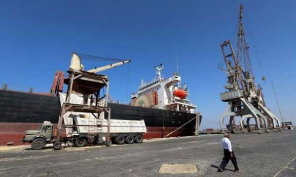 نشاط حركة تفريغ سفن الوقود والحبوب في ميناء الحديدة تفضح الحوثي