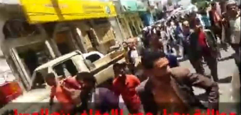 شاهد بالفيديو.. مظاهرة حاشدة في إب تطالب برحيل قيادي مقرب من عبدالمجيد الحوثي