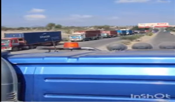 المليشيا تحتجز عشرات الناقلات في منطقة الراهدة جنوب تعز
