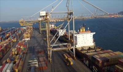 صحيفة سعودية.. 70 % من غذاء اليمن تدخل عبر موانئ الحديدة 