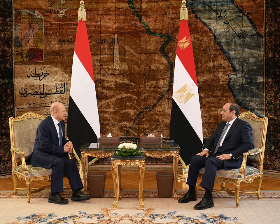 دبلوماسي يكشف عن انفراجة مرتقبة في دخول وإقامة اليمنيين بمصر