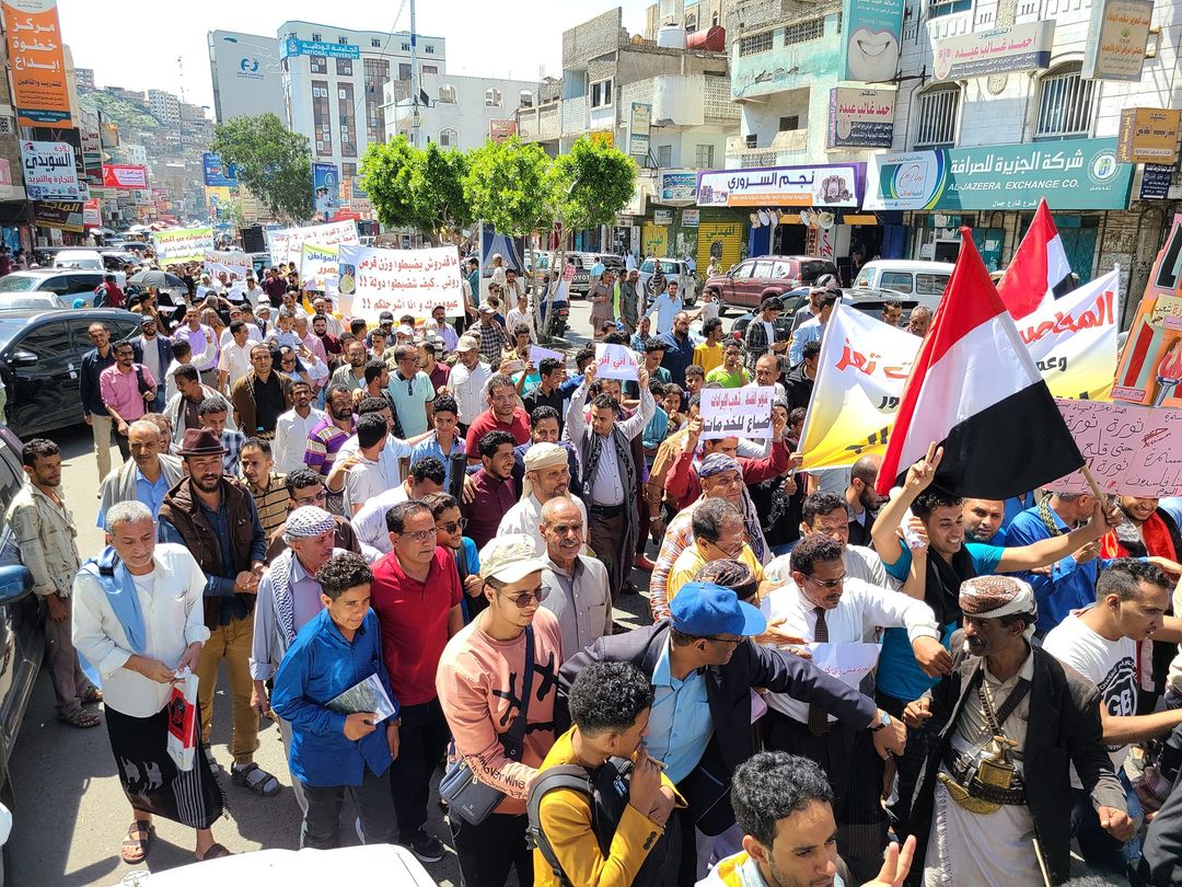 شاهد..موظف يبكي بحرقة ويحاول حرق ملابسه أثناء تظاهرة غاضبة في تعز