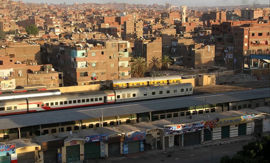 قطار يدهس سيارة أثناء عبورها الطريق لحظة مروره في مصر.. "صورة"