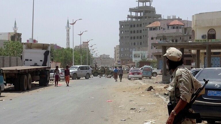 مقتل جندي وإصابة آخر بانفجار عنيف هز مدينة عدن ومصدر أمني يكشف السبب