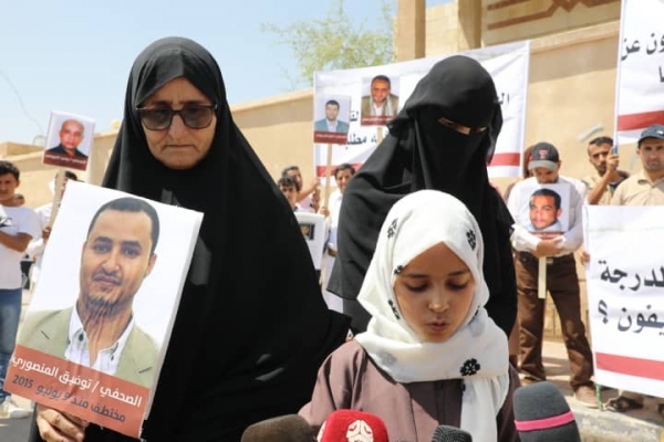 تنفيذاً لتهديد قيادي حوثي.. أسرة الصحفي "المنصوري" تؤكد تدهور صحته: ولدنا يموت بالبطيء