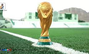 فنان يمني يبدع في نحت مجسم لكأس العالم