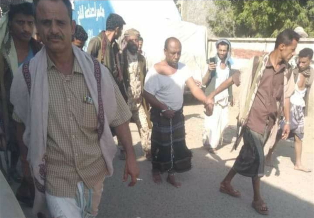 القبض على أخطر متقطع والتشهير به مقيدا بالسلاسل في لحج..(تفاصيل)