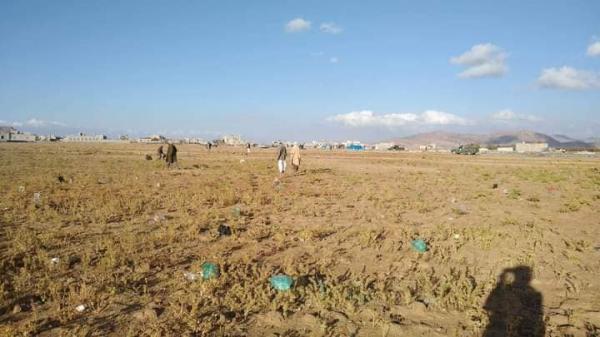 المليشيا تعزز بحملة عسكرية ثانية إلى إحدى قرى بني مطر للسطو على أراضي ومزارع مواطنين (صور)
