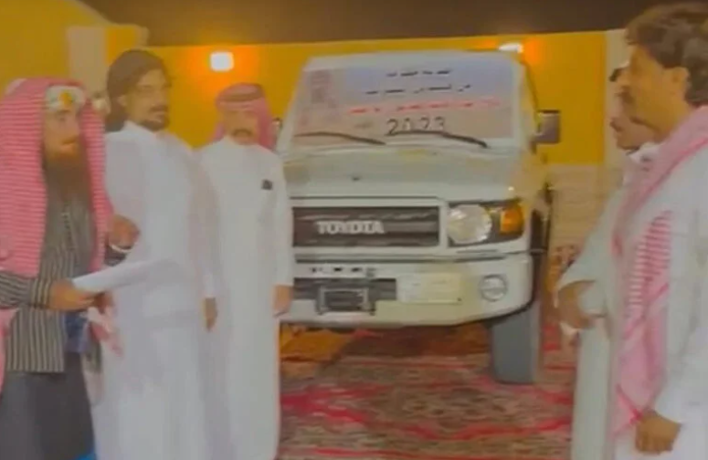 بسيارة 2023 وهدايا.. شاهد قبائل سعودية تكرم مغترب يمني لهذا السبب "فيديو"