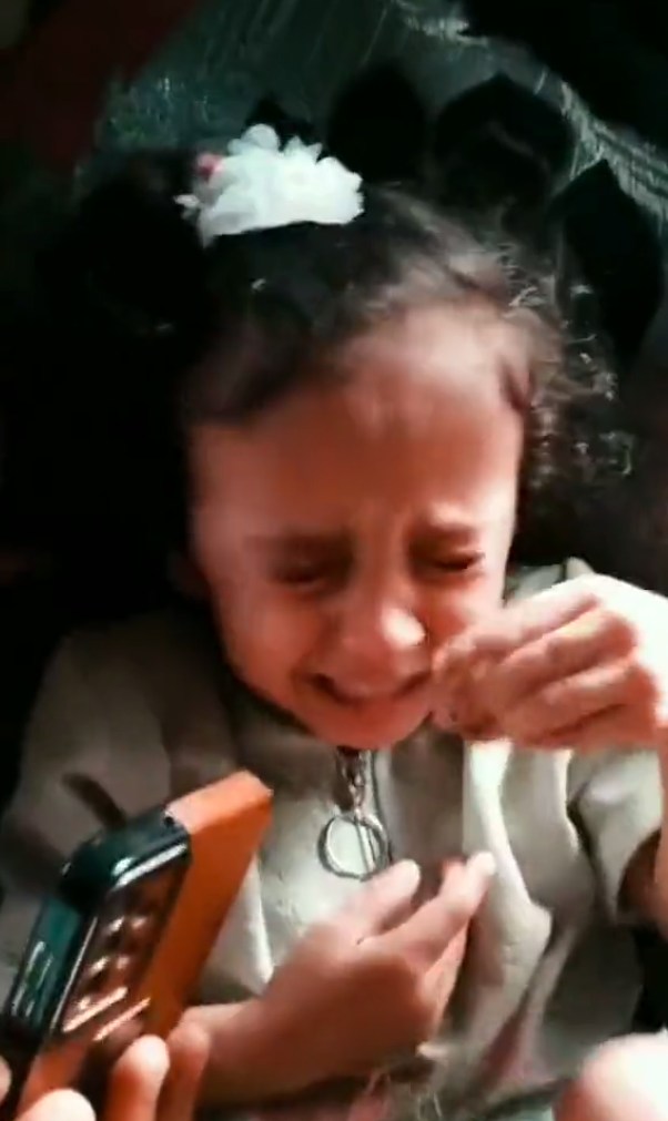 البسّة أكلت العصفورات.. طفلة يمنية تبكي بحرقة وتثير التفاعل بعدما قتلت القطة عصافيرها وفيديو مفجأة جبر خاطرها 