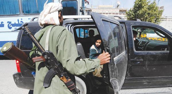 مليشيا الحوثي تحقق مع القادمين من مناطق الشرعية
