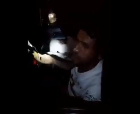 حاول أن يعطيهم الموز .. جنود في الانتقالي يجبرون أحد أبناء تعز على أكل كمية من الموز بقشرتها (شاهد بالفيديو)