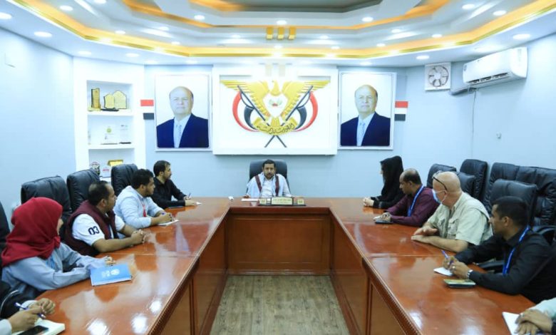 محافظ شبوة يطالب ممثلي المنظمات الدولية بتوسيع تدخلاتها الإنسانية بالمحافظة