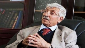 من هو الشاعر اليمني عبدالعزيز المقالح الذي توفي اليوم؟