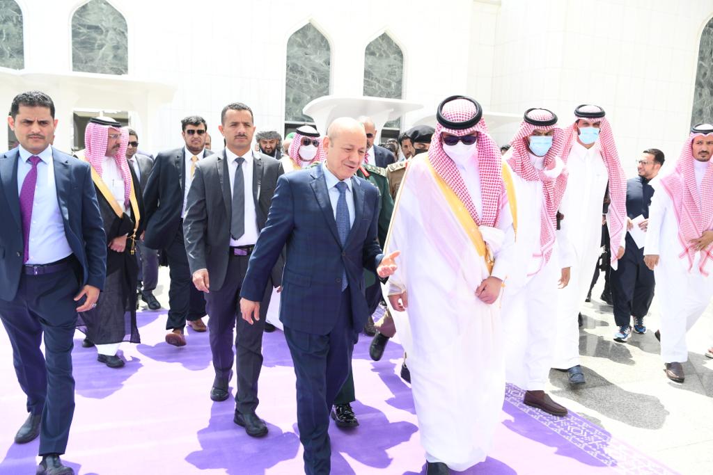 رئيس ونواب مجلس القيادة يصل الإمارات