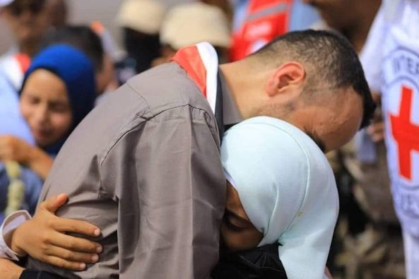 تعرض اثنان من الصحفيين المحررين من سجون الحوثي لانتكاسة صحية بعد أيام من تحريرهما 
