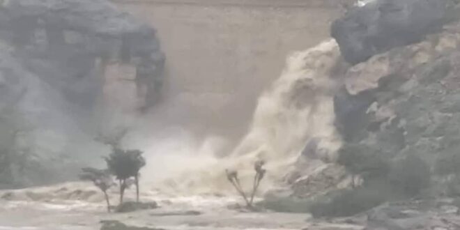 شاهد.. فيضان سد كبير في اليمن وتحذيرات عاجلة لجميع السكان (فيديو)