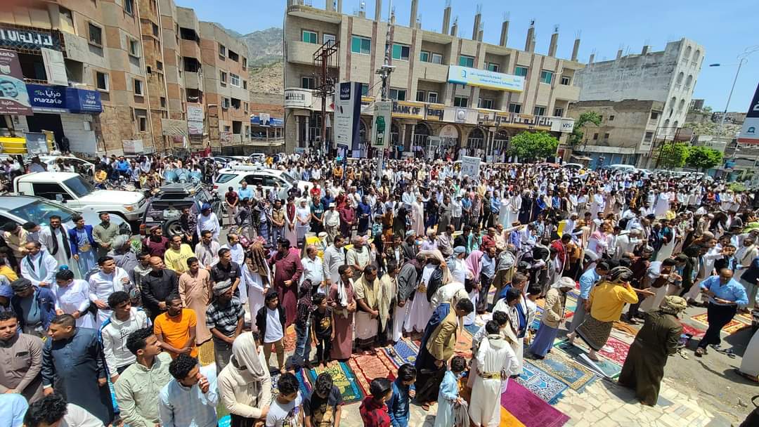 سلطات تعز تتحرك لتدارك الوضع عقب اندلاع احتجاجات غاضبة لاقتلاع الفاسدين
